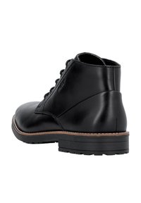 Bottine en cuir noir avec une finition lisse, bout arrondi, laçage sur le devant, accents texturés et semelle en caoutchouc avec un léger rebord tan.