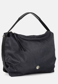 Borsa a mano in tessuto nero con motivo testurizzato, tracolla nera singola, chiusura con zip e accento del logo dorato sul davanti.