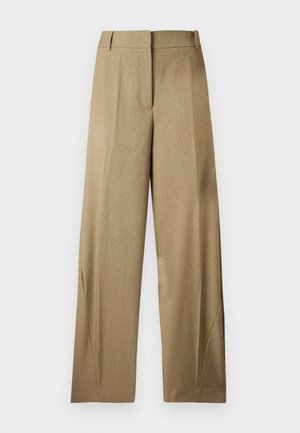 Μπεζ παντελόνι με φαρδιά μπατζάκια, θηλιές για ζώνη, πιέτα στο μπροστινό μέρος και διακριτικές λεπτομέρειες στη ραφή του πλαινού, εμφανισμένο από μπροστά σε απλό φόντο.