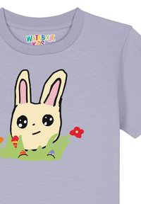 Lichtpaarse t-shirt met een cartoonkonijn met grote ogen, geplaatst in gras met bloemen en decoratieve eieren aan de onderkant.