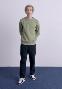 Jordan AIR JORDAN 1 MID UNISEX - Sneakers alte - white/green glow/black