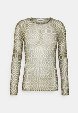 Dopasowana, przezroczysta siateczkowa bluzka z długim rękawem o falistym wzorze szachownicy w odcieniach beżu i brązu.