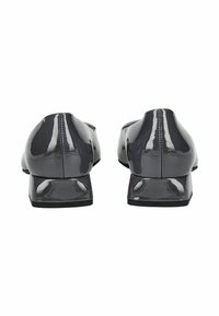 Šedé lakované kožené boty na blokovém podpatku s hladkým povrchem, zaoblenou špičkou a minimálním zdobením, zobrazující zadní pohled a výšku podpatku.