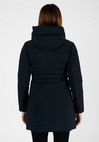 Giacca parka nera imbottita con cappuccio, caratterizzata da una vita aderente, maniche lunghe e una texture liscia. Adatta per il clima freddo.
