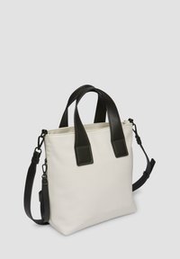Biały materiałowy worek na ramię z czarnymi skórzanymi uchwytami i detalami. Posiada zamek błyskawiczny u góry oraz regulowany pasek na ramię. Prostokątny kształt.