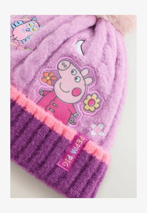 Fialová pletená čepice s růžovými akcenty, na které je Peppa Pig a květinová výšivka. Měkká textura, žebrovaný spodní okraj a značková visačka.
