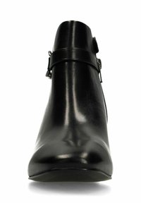 Schwarze Lederstiefelette mit runder Zehenform und einem dekorativen Riemen mit Schnalle an der Seite, von vorne gezeigt.