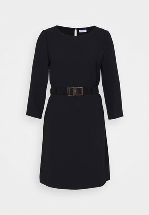 Czarna sukienka o długości do połowy uda z rękawami do ćwiartki, okrągłym dekoltem i pasem z tej samej tkaniny z pozłacaną, prostokątną klamrą.
