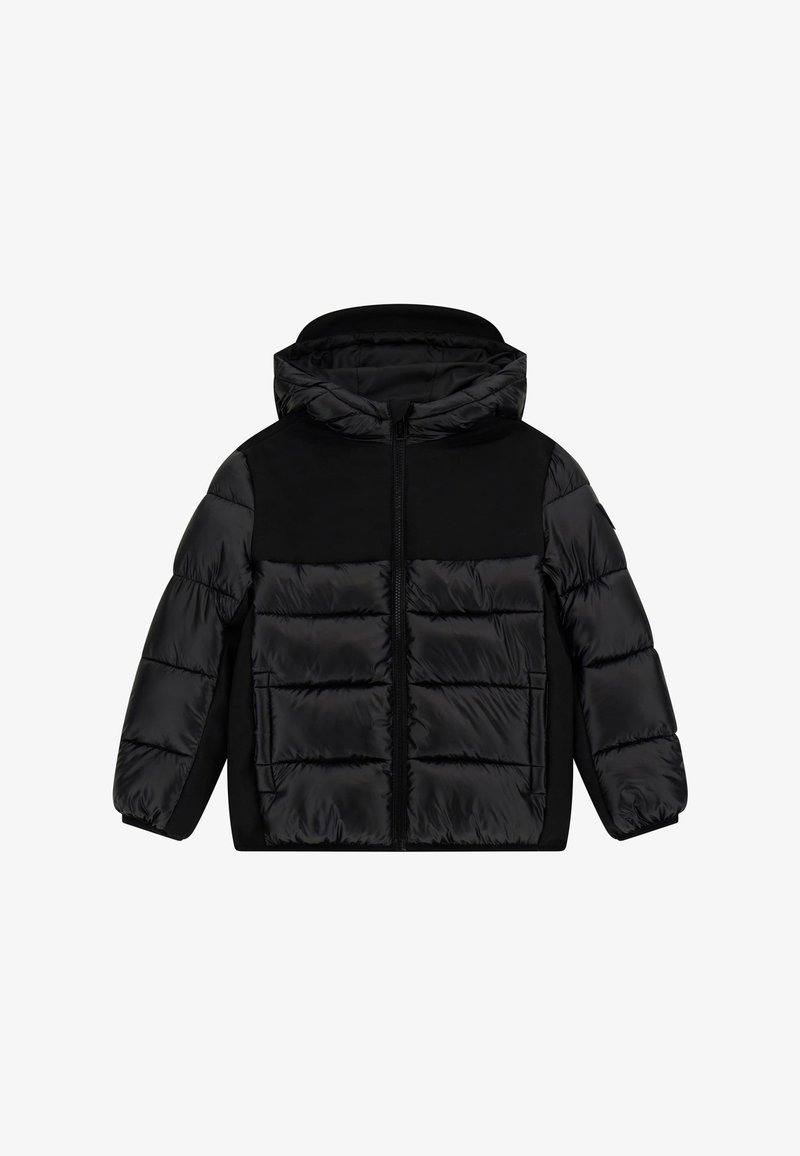 Schwarze gepolsterte Jacke mit Kapuze, mit einem Reißverschluss vorne, glänzender Textur und kontrastierenden mattschwarzen Schulter- und Seitenpaneelen.