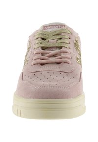 Vooraanzicht van een roze suède sneaker met lichtgele veters, een geperforeerde neus en een crèmekleurige zool met merklabel op de tong.