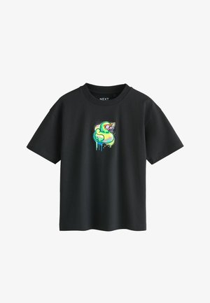 Camiseta de algodón negra con mangas cortas que presenta un gráfico colorido de un pato con gafas de sol y acentos de pintura goteando en la parte frontal.