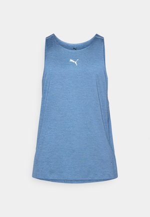 Canotta sportiva blu senza maniche con logo Puma bianco centrato vicino allo scollo su uno sfondo chiaro e uniforme.