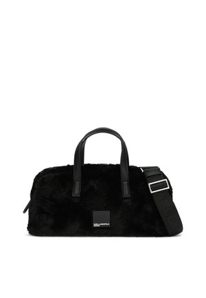 Sac à main rectangulaire noir en fourrure avec deux poignées en cuir et une large bandoulière réglable avec boucle métallique.