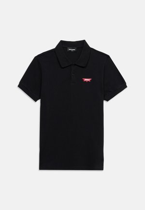 Camiseta polo negra de manga corta con cuello, tapeta de dos botones y pequeño logo rojo "DSQ2" en el pecho izquierdo.