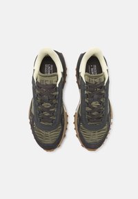 Lacoste ELITE ACTIVE 224 - Zapatillas - khaki/dark green