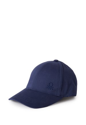 Gorra de béisbol azul marino con visera curva, paneles cosidos y pequeño logotipo bordado en el lado izquierdo delantero.