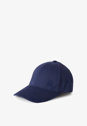 Tmavě modrá baseballová čepice s klenutým kšiltem, šitými panely a malým vyšívaným logem na přední levé straně.