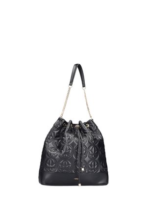 Sac seau en cuir noir avec motifs floraux embossés, fermeture par cordon et bandoulière chaîne dorée avec coussinet d'épaule en cuir.