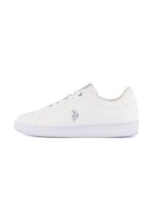 Baskets blanches basses avec lacets, logo gris d'un joueur de polo sur le côté et semelle en caoutchouc plate.