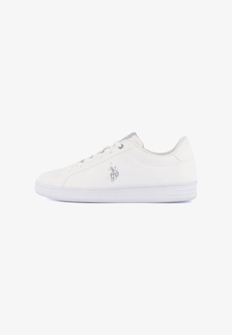 Baskets blanches basses avec lacets, logo gris d'un joueur de polo sur le côté et semelle en caoutchouc plate.