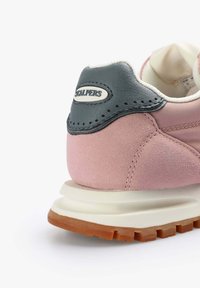 Tenisi din suede roz, cu un accent din piele gri la toc, talpă albă și detalii cusute. Prezintă o etichetă cu logo pe toc.