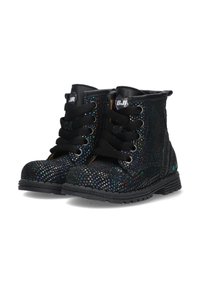 Botas negras hasta el tobillo con un acabado texturizado y brillante. Presenta un diseño de cordones negro, suela de goma y adornos de strass multicolores.