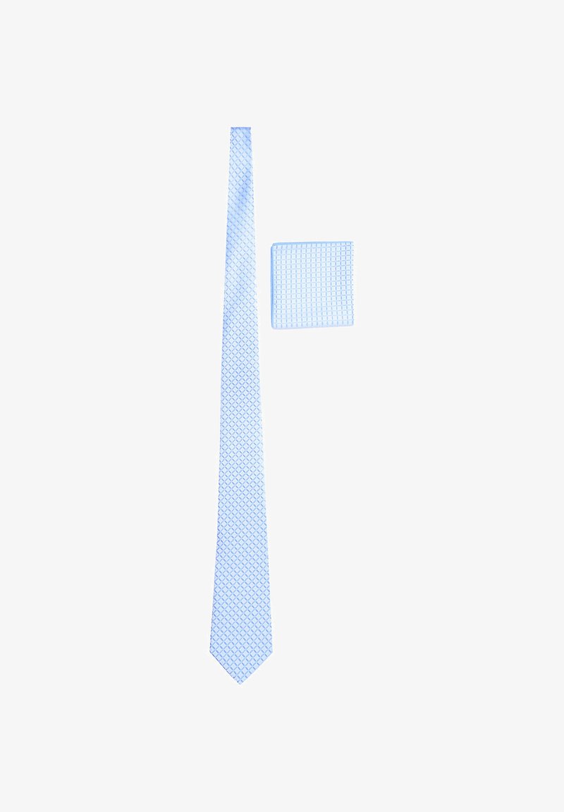 Cravatta in seta azzurro chiaro con un motivo a diamante, abbinata a un fazzoletto da taschino coordinato caratterizzato da un design a griglia quadrata. Entrambi gli articoli sono esposti in modo ordinato.