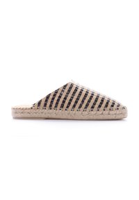 Zapato tipo espadrille sin cierres con parte superior de algodón a rayas en negro y beige, suela de yute y con una parte trasera abierta para facilitar su uso.