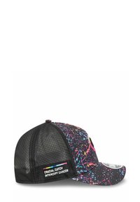 Casquette de camionneur avec un dos en maille noire, design éclaboussures de peinture en rose, bleu et jaune, et un patch "Crucial Catch" sur le côté.