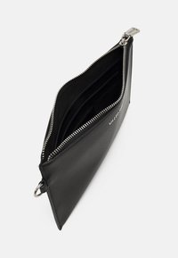 Clutch de couro preto com textura suave, zíper em tom prateado e logotipo proeminente. Apresenta vários compartimentos para cartões no interior para melhor organização.