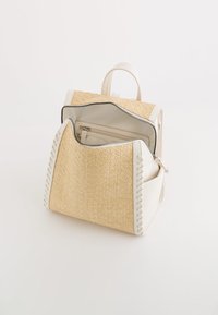 Bolso estructurado con exterior de paja texturizada y tejida, acentos de cuero blanco, con un compartimento principal con cremallera y detalles de costura visibles.