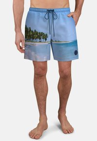 Badewshorts in Hellblau mit einem malerischen Strandmotiv und Palmen. Enthält einen Kordelzugbund und ein kreisförmiges Logodesign.