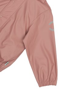 Różowa wodoodporna kurtka z elastycznymi mankietami, gładką fakturą, zatrzaskami oraz odblaskowym logo na rękawie.