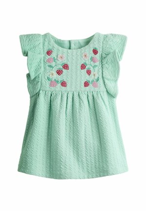 Rochiță pentru bebeluși texturată de culoare verde mentă, cu mâneci evazate și cu căpșuni brodate și flori albe pe piept.