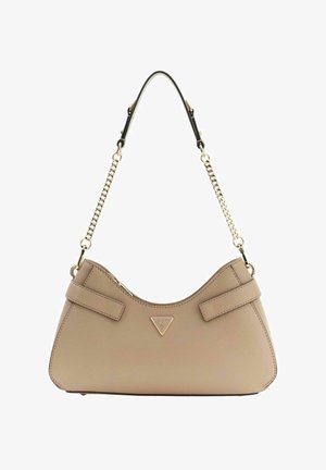 Sac à main beige avec une texture en cuir lisse, forme incurvée, double poignée (une chaîne, une en cuir) et un logo triangulaire à l'avant.