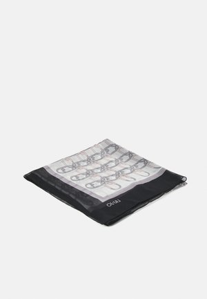 Foldet firkantet silkeskjerf med sort kant og gråt, hvidt og pink indviklet kjedemønster, mærket med "Miu Miu" i hjørnet.