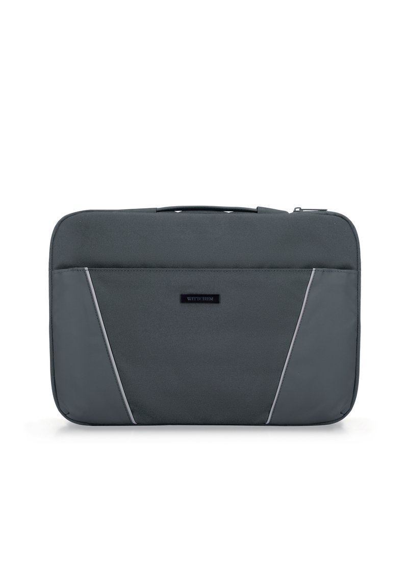 Funda gris para laptop hecha de tejido texturizado, con cierre de cremallera, asa superior y acentos plateados contrastantes en la parte frontal.