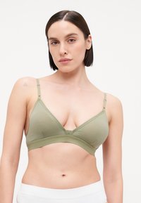 Sutiã triangular macio, verde-oliva, feito de tecido leve. Apresenta alças ajustáveis, design sem costura e uma faixa larga para suporte.