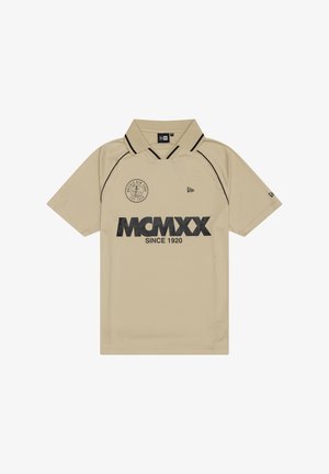 Beež lühikeste varrukatega polosärk musta äärisega, tekstiga "MCMXX Since 1920", ümmargune logo rinnal ja väikesed brändi logod rinnal ja varrukal.