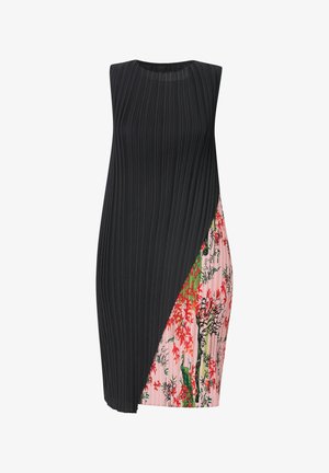 Mustapaitainen hihaton mekko, jossa on pystysuorat taitteet toisella puolella ja pinkkiin, punaiseen ja vihreään kukkakuosiin perustuva kuvio toisella puolella, sekä vinomuotoilu.