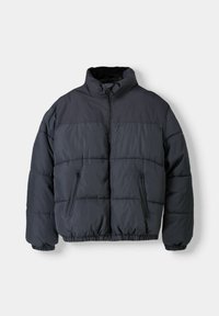 Veste d'hiver matelassée gris foncé avec col montant, fermeture éclair frontale, poches latérales zippées et poignets et ourlet élastiques.