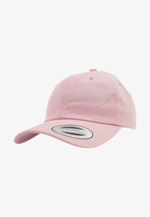 Casquette de baseball en coton rose avec une visière incurvée, design à six panneaux et une étiquette ovale de marque à l'avant. Présente des accents de couture et des trous de ventilation.