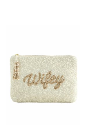 Bolso de mano en color crema con abalorios y la palabra "Wifey" escrita con abalorios dorados, con un tassel combinado en dorado y crema en la cremallera.