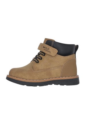 Botte d'extérieur marron pour enfants avec col noir, lacets noirs, bride Velcro étiquetée "WILD OUTDOOR," et semelle en caoutchouc noire.