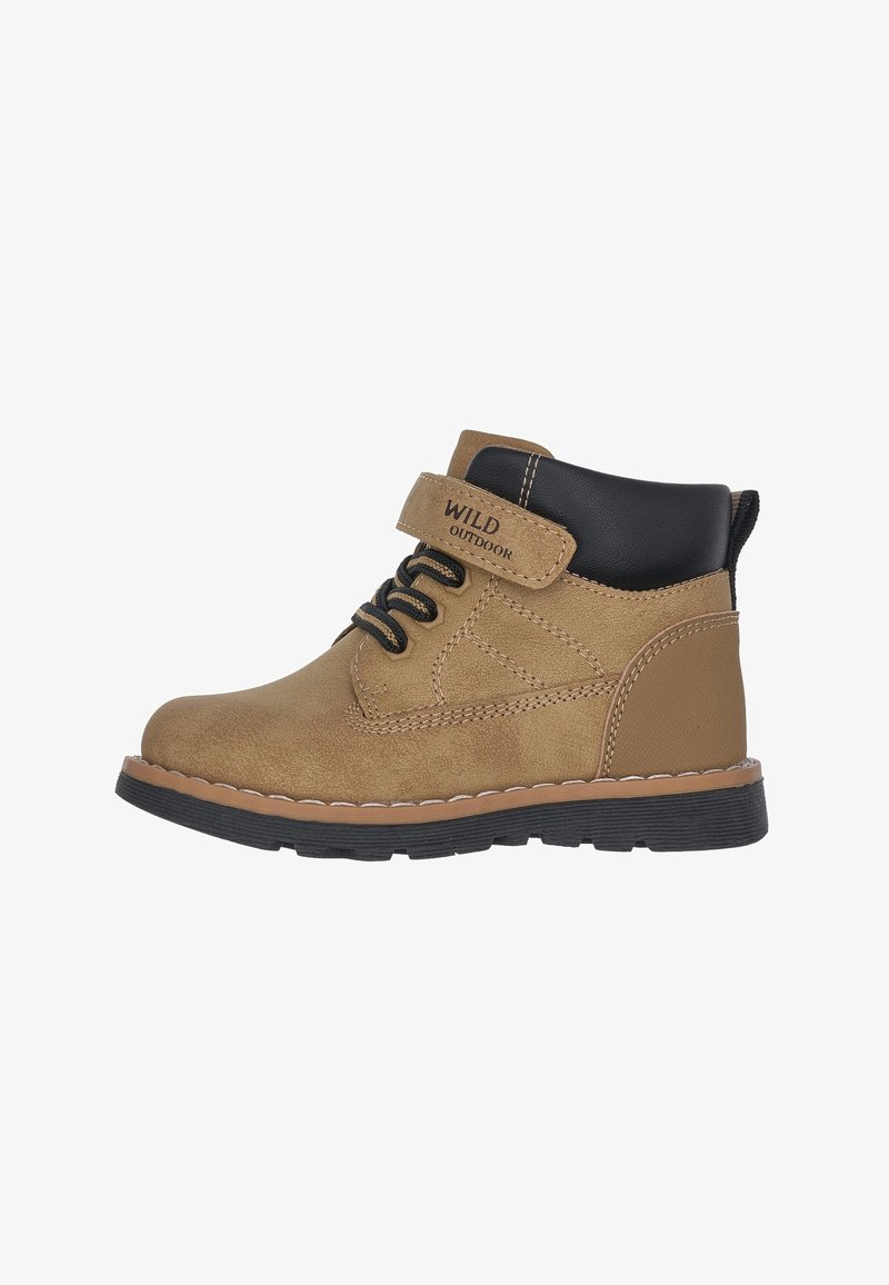 Botte d'extérieur marron pour enfants avec col noir, lacets noirs, bride Velcro étiquetée "WILD OUTDOOR," et semelle en caoutchouc noire.
