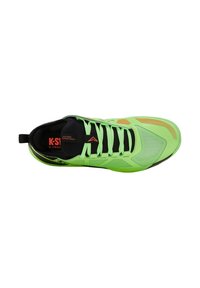 Zapatilla deportiva verde con acentos negros, parte superior de malla texturizada, cordones planos, puntera reforzada y detalle del logotipo en el talón y la lengua.