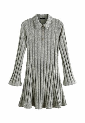 Šedé žebrované šaty s límečkem, zapínáním na pět knoflíků a rozšířenými rukávy. Obsahují plisovaný design a měkkou, texturovanou látku.