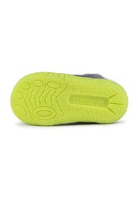 Suola di sneaker grigia con un evidente motivo di trazione in gomma gialla, caratterizzata da forme arrotondate e una finitura testurizzata, con il logo "MUNICH".