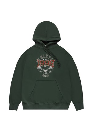 Ciemnozielona bluza z kapturem, z przednią kieszenią, kapturem ze sznurkiem oraz graficznym nadrukiem przedstawiającym "1999" i gwiazdy w kolorze czerwonym i białym. Gładka tekstura.