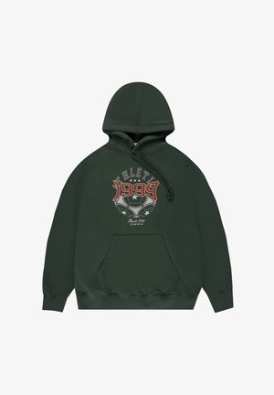 Ciemnozielona bluza z kapturem, z przednią kieszenią, kapturem ze sznurkiem oraz graficznym nadrukiem przedstawiającym "1999" i gwiazdy w kolorze czerwonym i białym. Gładka tekstura.